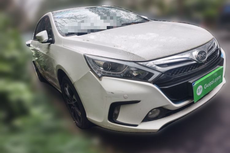 Used BYD Qin New Energy 2015 1.5T Dual-Crown Flagship Plus Edition Front Right 45 Deg