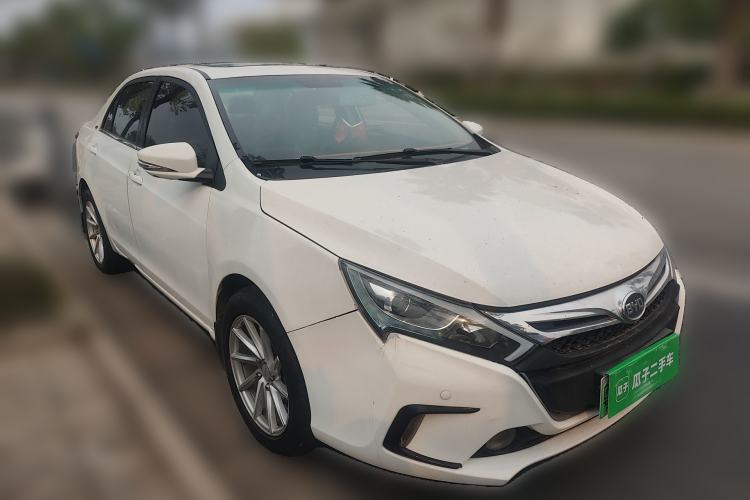 Used BYD Qin New Energy 2015 1.5T Dual-Crown Flagship Edition Front Right 45 Deg