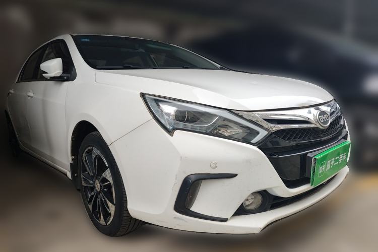 Used BYD Qin New Energy 2015 1.5T Dual-Crown Flagship Edition Front Right 45 Deg