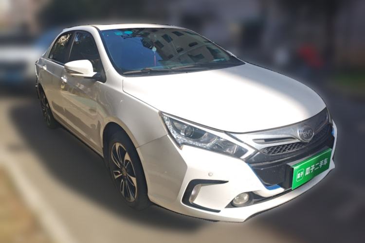 Used BYD Qin New Energy 2015 1.5T Dual-Crown Flagship Plus Edition Front Right 45 Deg