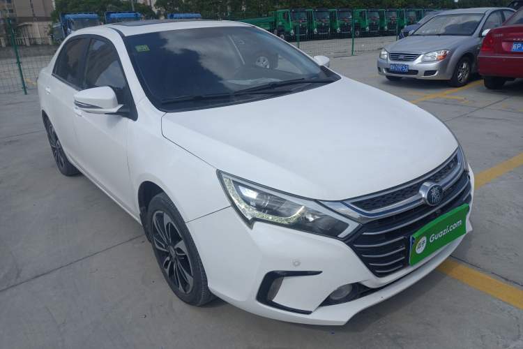 Used BYD Qin New Energy 2015 1.5T Dual-Crown Flagship Plus Edition Front Right 45 Deg