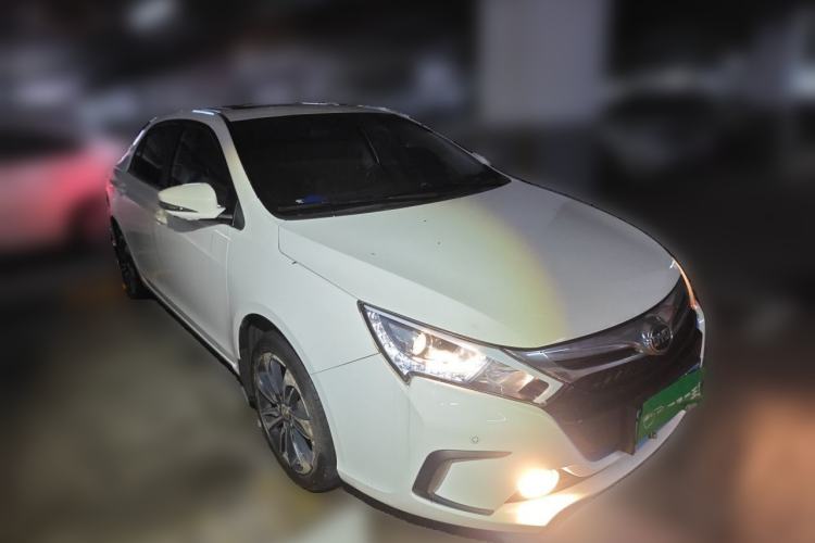 Used BYD Qin New Energy 2015 1.5T Dual-Crown Flagship Plus Edition Front Right 45 Deg