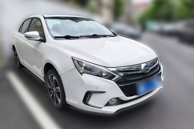Used BYD Qin New Energy 2015 1.5T Dual-Crown Flagship Plus Edition Front Right 45 Deg