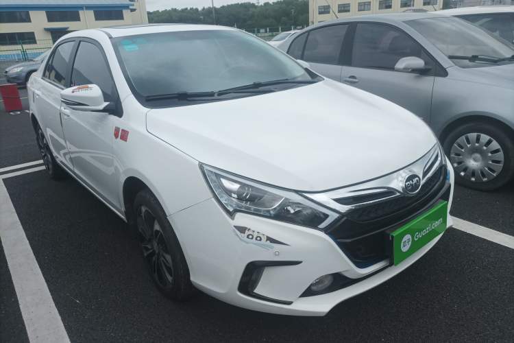 Used BYD Qin New Energy 2015 1.5T Dual-Crown Flagship Plus Edition Front Right 45 Deg