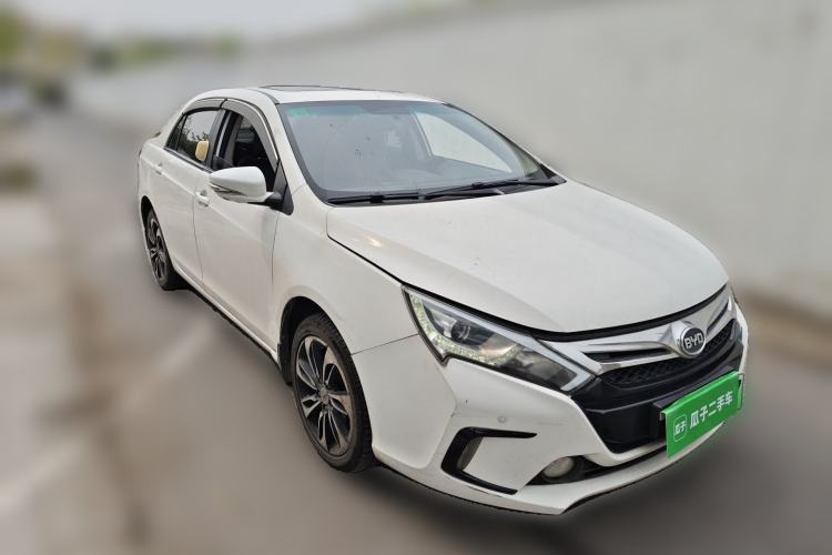 Used BYD Qin New Energy 2015 1.5T Dual-Crown Flagship Plus Edition Front Right 45 Deg