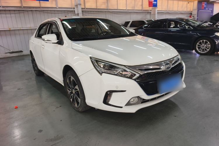 Used BYD Qin New Energy 2015 1.5T Dual-Crown Flagship Edition Front Right 45 Deg