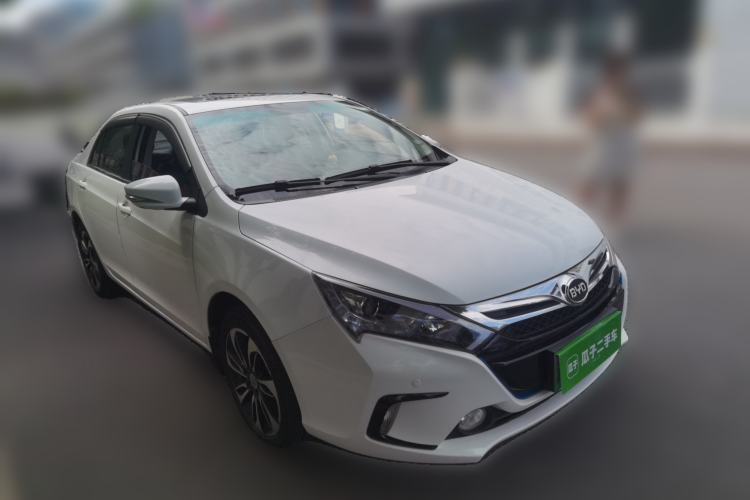 Used BYD Qin New Energy 2015 1.5T Dual-Crown Flagship Plus Edition Front Right 45 Deg