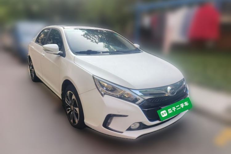 Used BYD Qin New Energy 2015 1.5T Dual-Crown Flagship Plus Edition Front Right 45 Deg