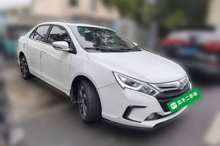 Used BYD Qin New Energy 2015 1.5T Dual-Crown Flagship Plus Edition Front Right 45 Deg