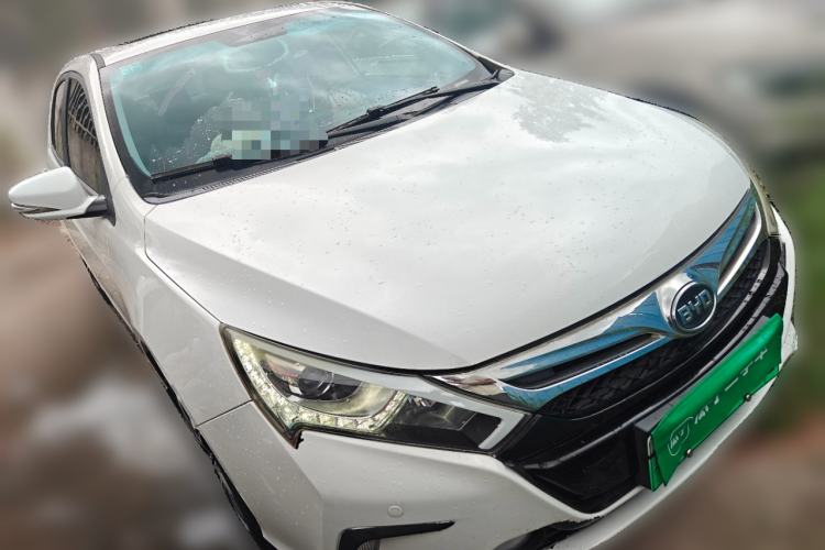 Used BYD Qin New Energy 2015 1.5T Dual-Crown Flagship Plus Edition Front Right 45 Deg