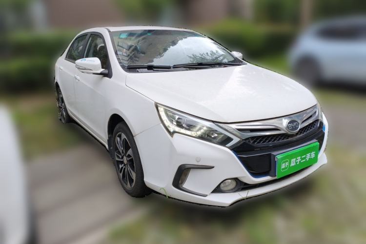 Used BYD Qin New Energy 2015 1.5T Dual-Crown Flagship Plus Edition Front Right 45 Deg