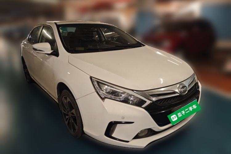 Used BYD Qin New Energy 2015 1.5T Dual-Crown Flagship Plus Edition Front Right 45 Deg