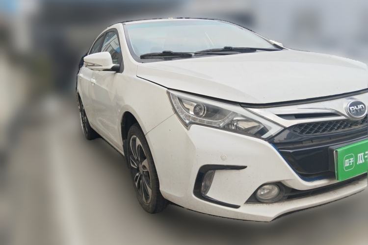 Used BYD Qin New Energy 2015 1.5T Dual-Crown Flagship Plus Edition Front Right 45 Deg