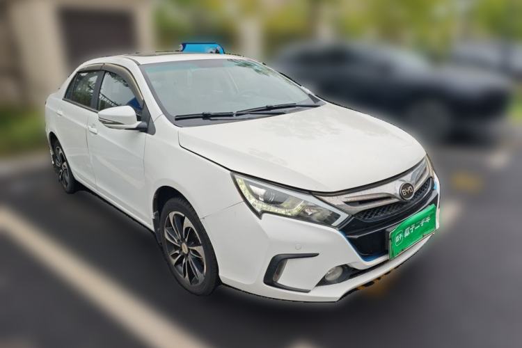 Used BYD Qin New Energy 2015 1.5T Dual-Crown Flagship Plus Edition Front Right 45 Deg