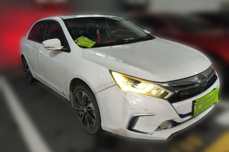 Used BYD Qin New Energy 2015 1.5T Dual-Crown Flagship Plus Edition Front Right 45 Deg