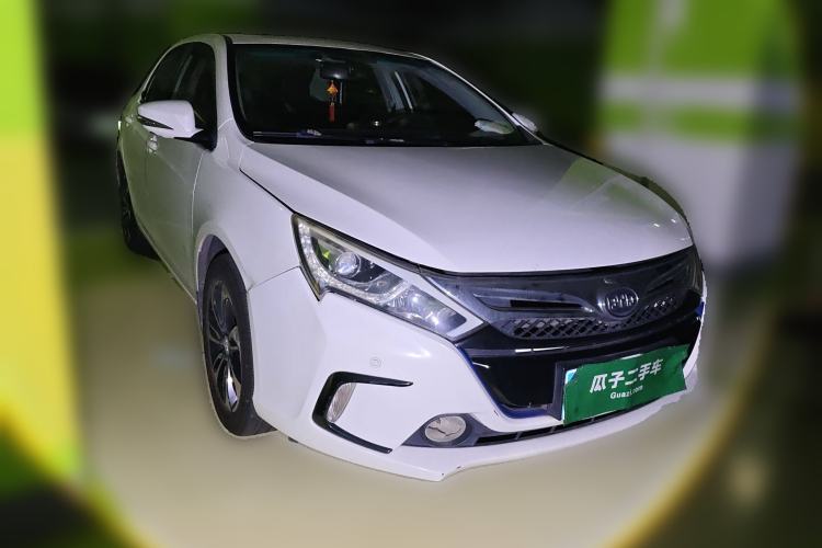 Used BYD Qin New Energy 2015 1.5T Dual-Crown Flagship Edition Front Right 45 Deg