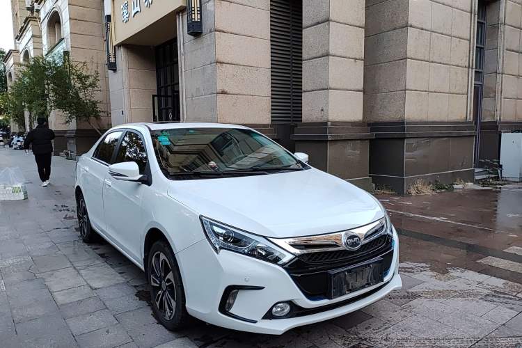 Used BYD Qin New Energy 2015 1.5T Dual-Crown Flagship Plus Edition Front Right 45 Deg