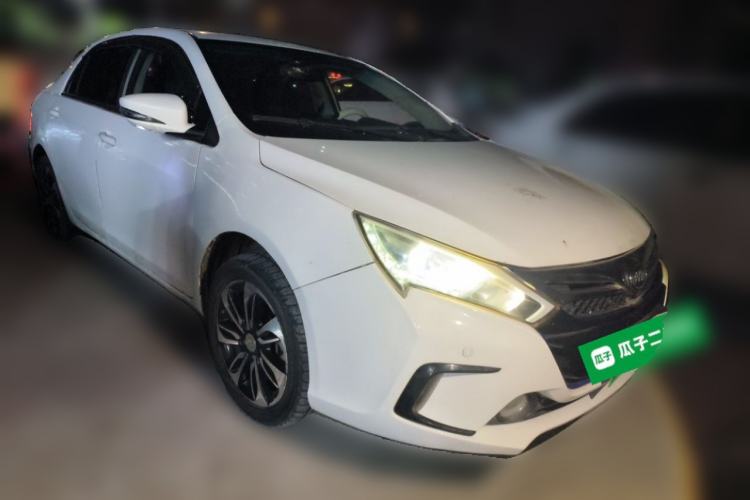 Used BYD Qin New Energy 2015 1.5T Dual-Crown Flagship Edition Front Right 45 Deg
