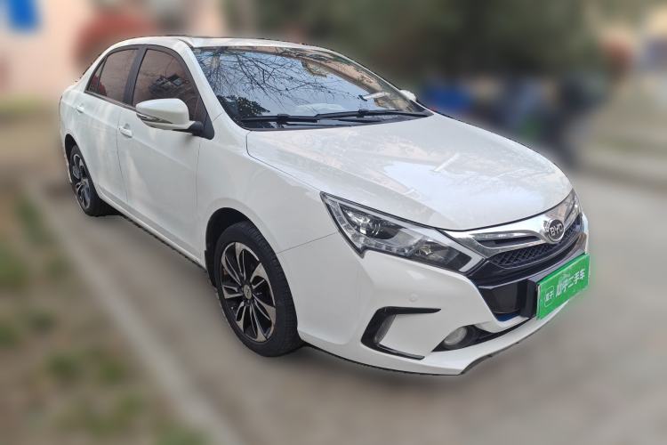 Used BYD Qin New Energy 2015 1.5T Dual-Crown Flagship Plus Edition Front Right 45 Deg