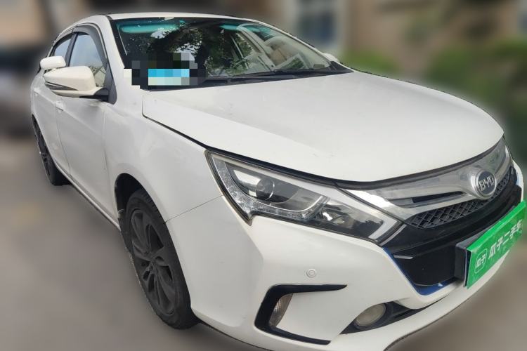 Used BYD Qin New Energy 2015 1.5T Dual-Crown Flagship Plus Edition Front Right 45 Deg