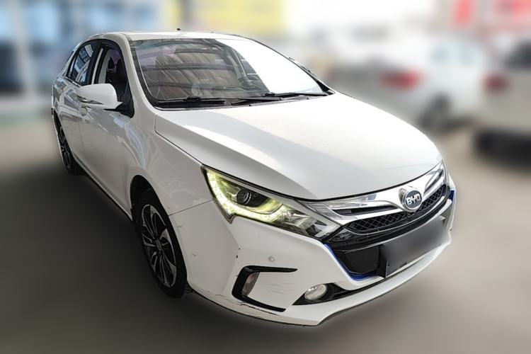 Used BYD Qin New Energy 2015 1.5T Dual-Crown Flagship Plus Edition Front Right 45 Deg