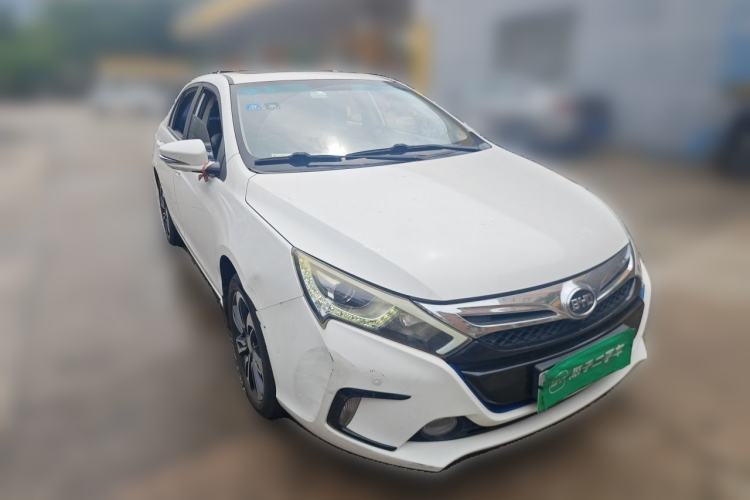Used BYD Qin New Energy 2015 1.5T Dual-Crown Flagship Plus Edition Front Right 45 Deg