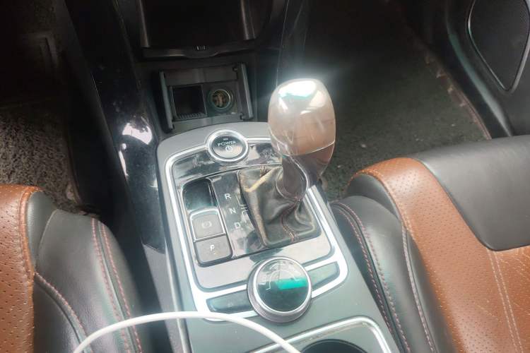 Used BYD Qin New Energy 2015 1.5T Dual-Crown Flagship Edition Gear Lever