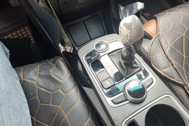 Used BYD Qin New Energy 2015 1.5T Dual-Crown Flagship Edition Gear Lever