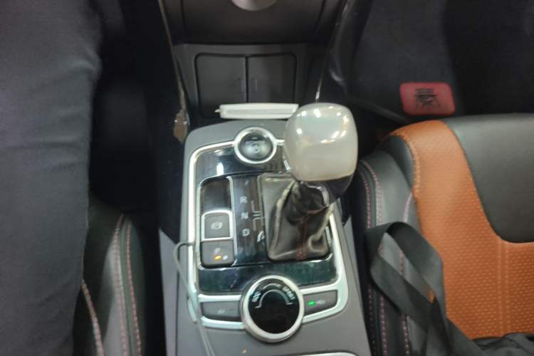 Used BYD Qin New Energy 2015 1.5T Dual-Crown Flagship Edition Gear Lever