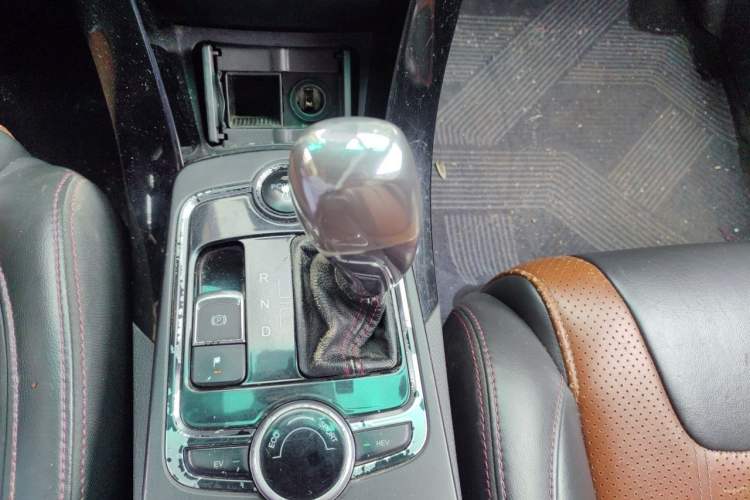 Used BYD Qin New Energy 2015 1.5T Dual-Crown Flagship Edition Gear Lever
