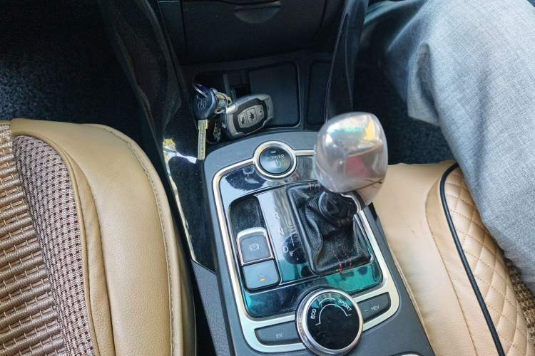Used BYD Qin New Energy 2015 1.5T Dual-Crown Flagship Edition Gear Lever