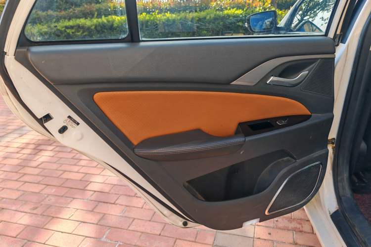 Used BYD Qin New Energy 2015 1.5T Dual-Crown Flagship Plus Edition Interior 4