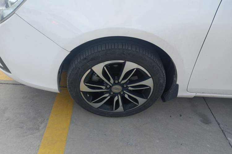 Used BYD Qin New Energy 2015 1.5T Dual-Crown Flagship Plus Edition Left Front Wheel Hub