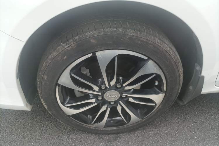 Used BYD Qin New Energy 2015 1.5T Dual-Crown Flagship Plus Edition Left Front Wheel Hub