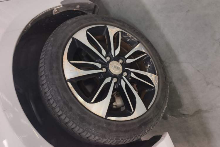 Used BYD Qin New Energy 2015 1.5T Dual-Crown Flagship Edition Left Front Wheel Hub