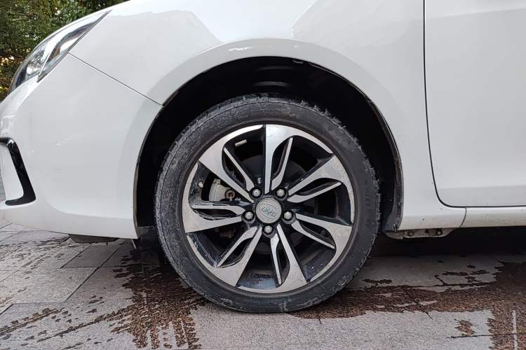 Used BYD Qin New Energy 2015 1.5T Dual-Crown Flagship Plus Edition Left Front Wheel Hub
