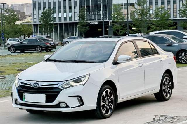 Ojetý BYD Qin New Energy 2015 1.5T Dual-Crown Flagship Plus Edition