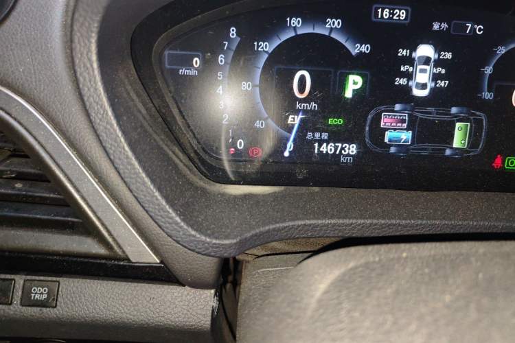 Used BYD Qin New Energy 2015 1.5T Dual-Crown Flagship Plus Edition Odometer Close Up