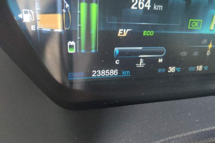 Used BYD Qin New Energy 2015 1.5T Dual-Crown Flagship Edition Odometer Close Up