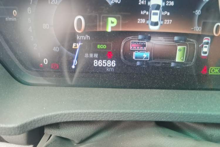 Used BYD Qin New Energy 2015 1.5T Dual-Crown Flagship Plus Edition Odometer Close Up