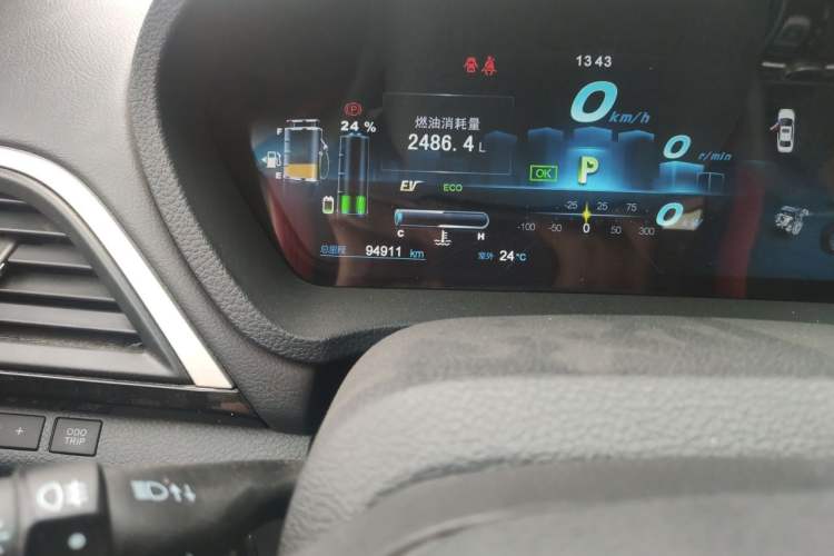 Used BYD Qin New Energy 2015 1.5T Dual-Crown Flagship Plus Edition Odometer Close Up
