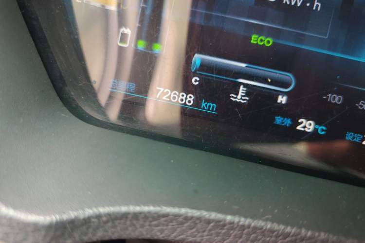 Used BYD Qin New Energy 2015 1.5T Dual-Crown Flagship Edition Odometer Close Up