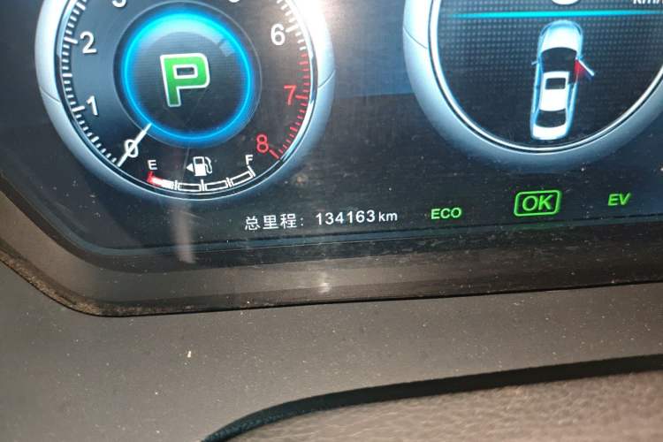 Used BYD Qin New Energy 2015 1.5T Dual-Crown Flagship Plus Edition Odometer Close Up