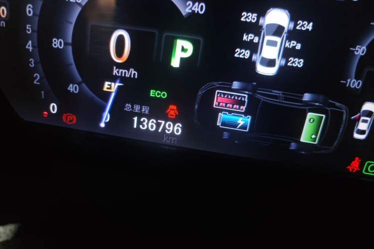 Used BYD Qin New Energy 2015 1.5T Dual-Crown Flagship Plus Edition Odometer Close Up