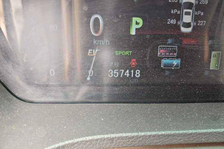 Used BYD Qin New Energy 2015 1.5T Dual-Crown Flagship Plus Edition Odometer Close Up