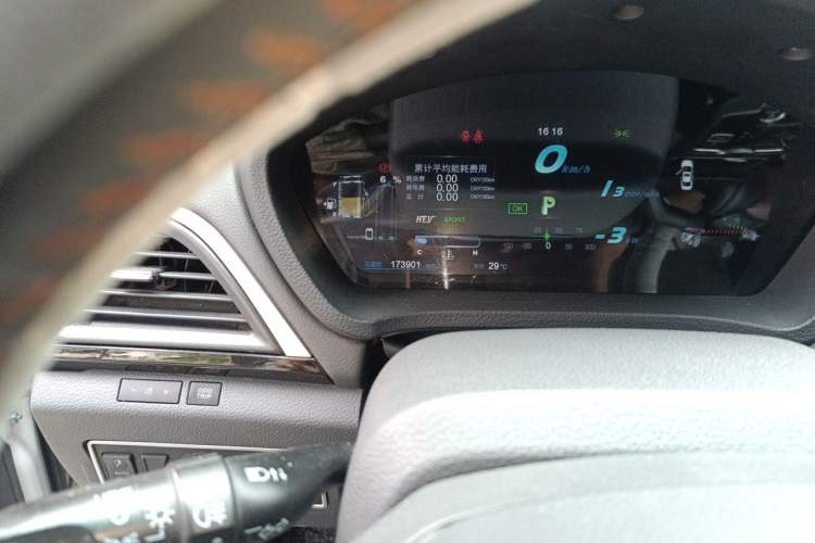 Used BYD Qin New Energy 2015 1.5T Dual-Crown Flagship Plus Edition Odometer Close Up