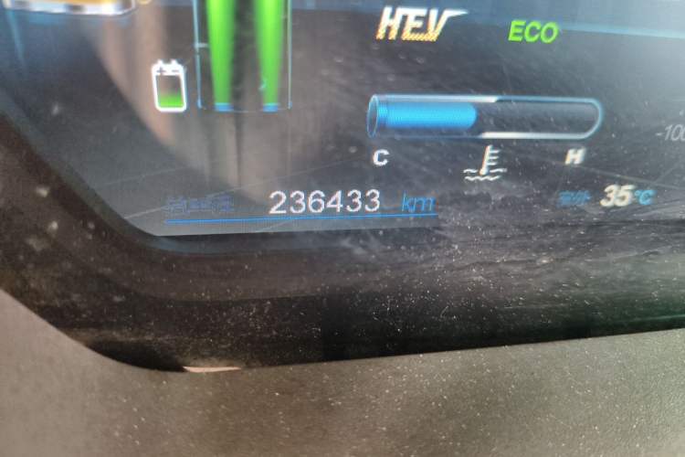 Used BYD Qin New Energy 2015 1.5T Dual-Crown Flagship Plus Edition Odometer Close Up
