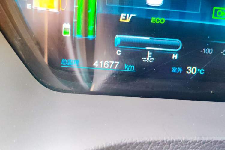 Used BYD Qin New Energy 2015 1.5T Dual-Crown Flagship Plus Edition Odometer Close Up