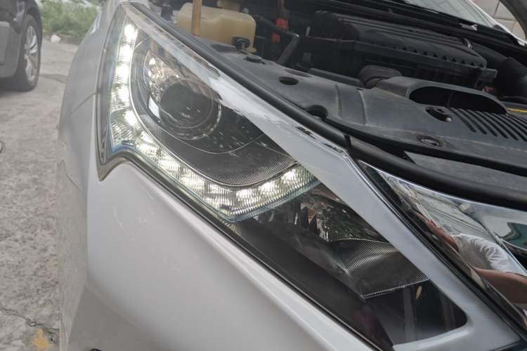 Used BYD Qin New Energy 2015 1.5T Dual-Crown Flagship Edition Right Front Headlight