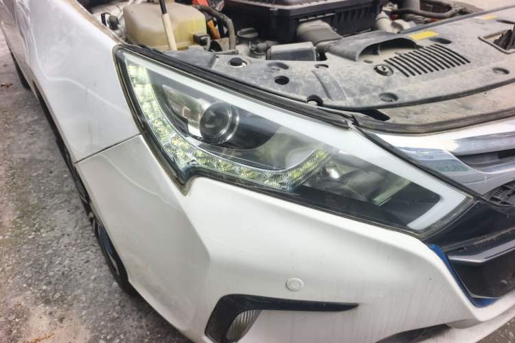 Used BYD Qin New Energy 2015 1.5T Dual-Crown Flagship Plus Edition Right Front Headlight